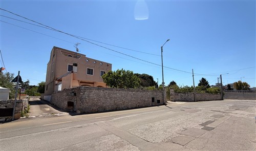 Villa a Pochi Passi, Completa di Tutti i Servizi. Buono Stato.
